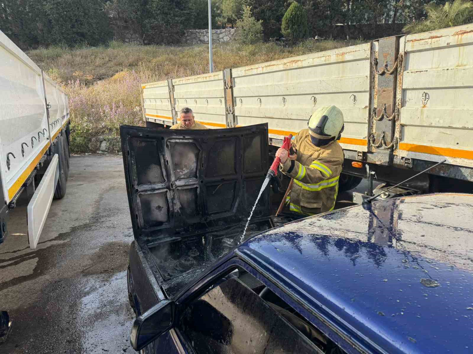 Erdek’te park halindeki otomobilde yangın paniği