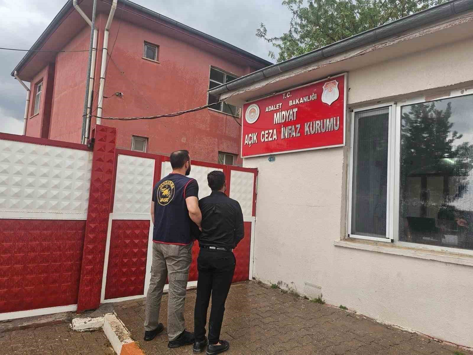 Mardin’de cezaevi firarisi düğün salonunda saz çalarken yakalandı