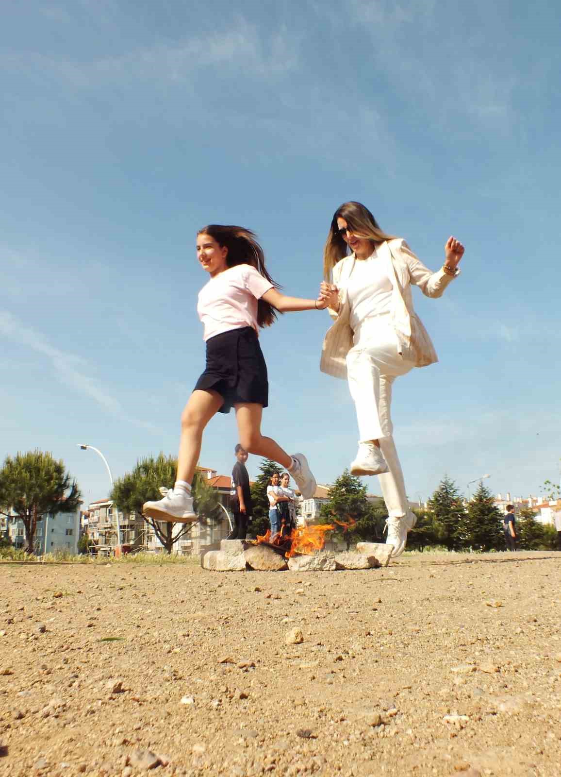 Ayvalık&rsquo;ta Hıdırellez ateşi okulda yandı
