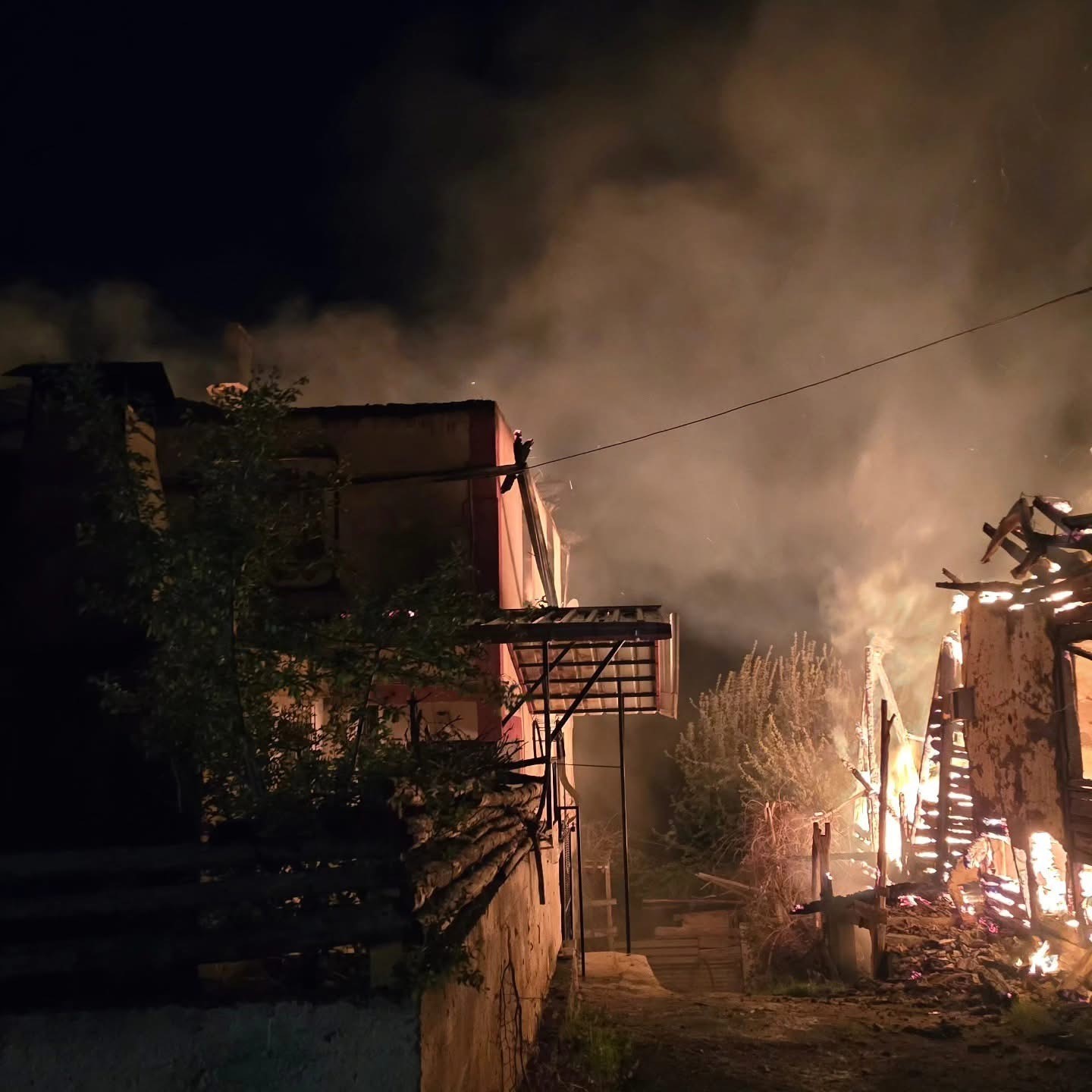 Köyde çıkan yangında 3 ev küle döndü
