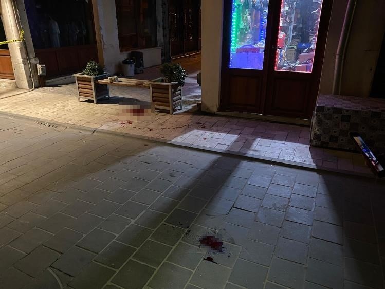 Kula&rsquo;da bı&ccedil;aklı kavga: 1 ağır yaralı
