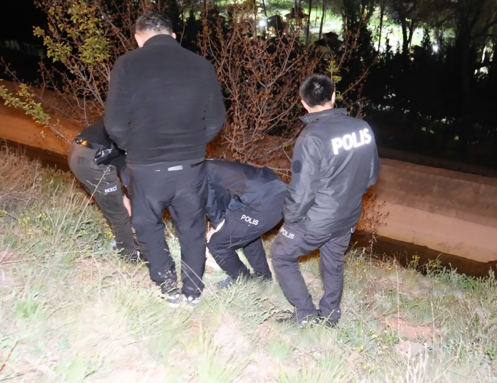 Aksaray’da çalılar arasında tabanca bulundu