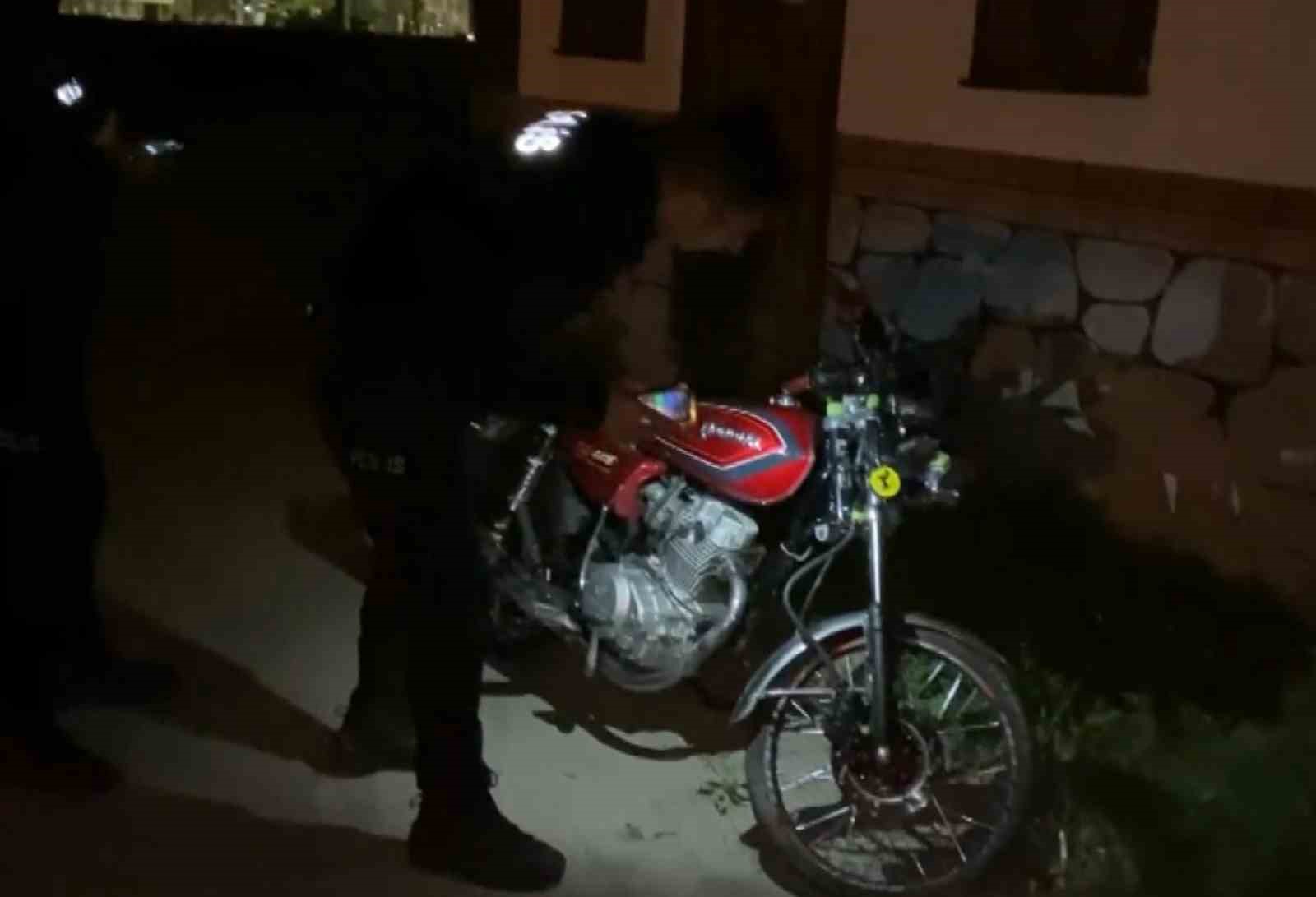 Virajı alamayan motosiklet kaldırıma çarptı: 2 yaralı