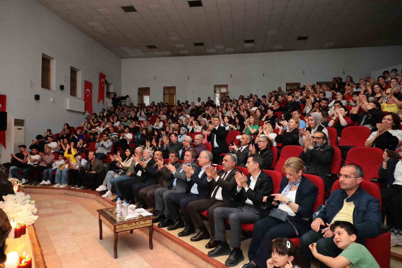 Halk müziği sanatçısı Ali Ekber Çiçek anıldı