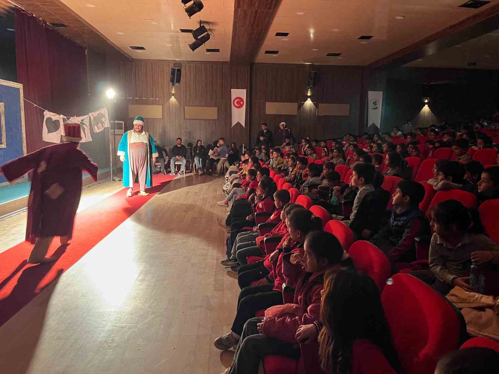 Gürpınarlı çocuklar ilk defa tiyatroyla buluştu