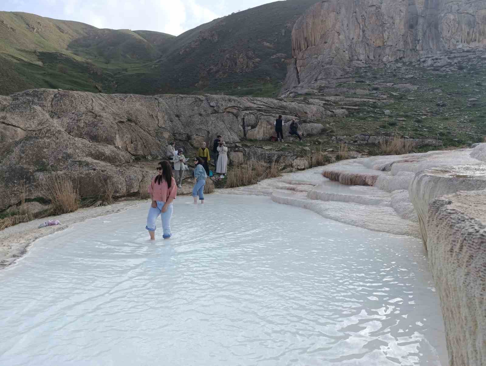 Van’ın travertenlerine ziyaretçi akını
