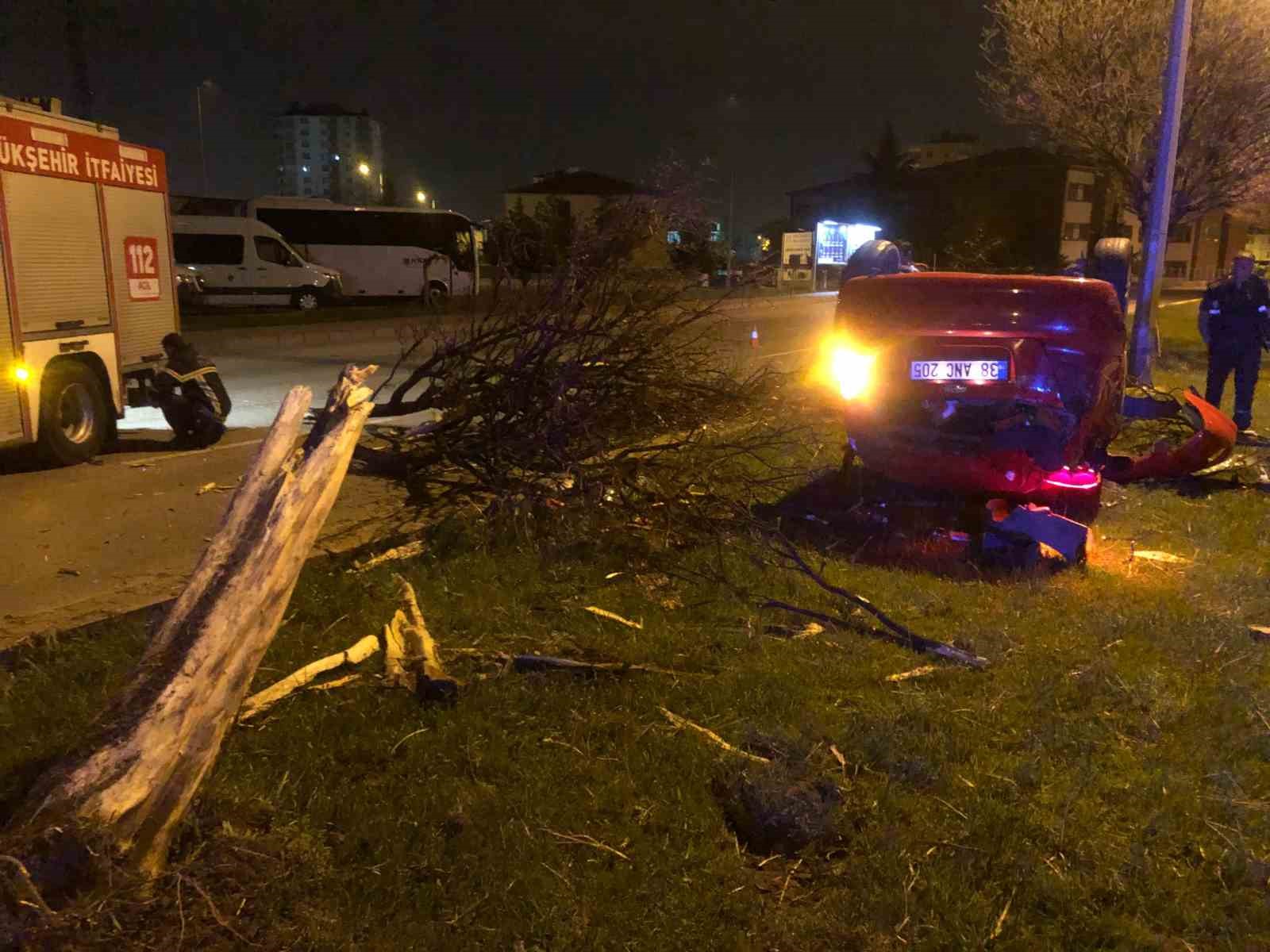 Kayseri&rsquo;de otomobil ağa&ccedil;lara &ccedil;arpıp ters d&ouml;nd&uuml;: 2 yaralı
