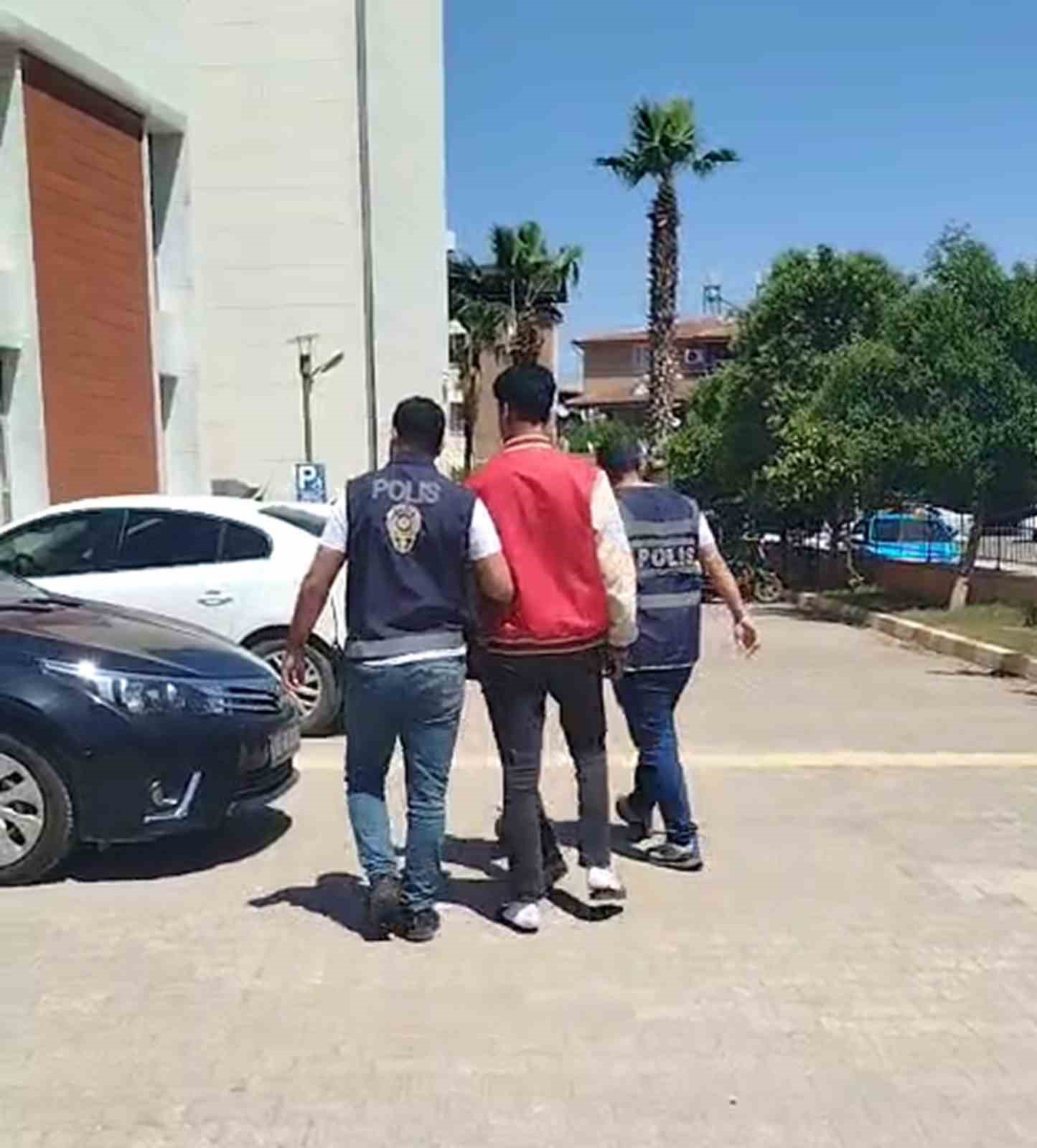 &Ccedil;aldığı motosiklet arızalanınca park edip, başka motosiklet &ccedil;alan hırsız polisten ka&ccedil;amadı
