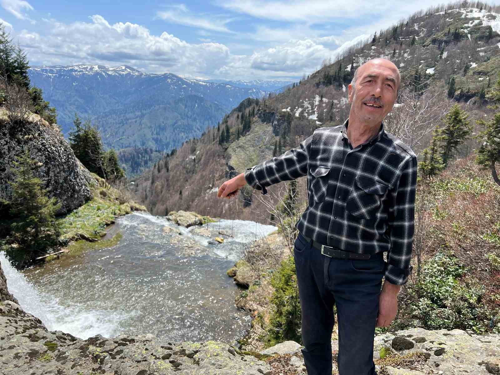 Sandık Gölü ve Şelalesi etkileyici görüntüsüyle görenleri büyülüyor
