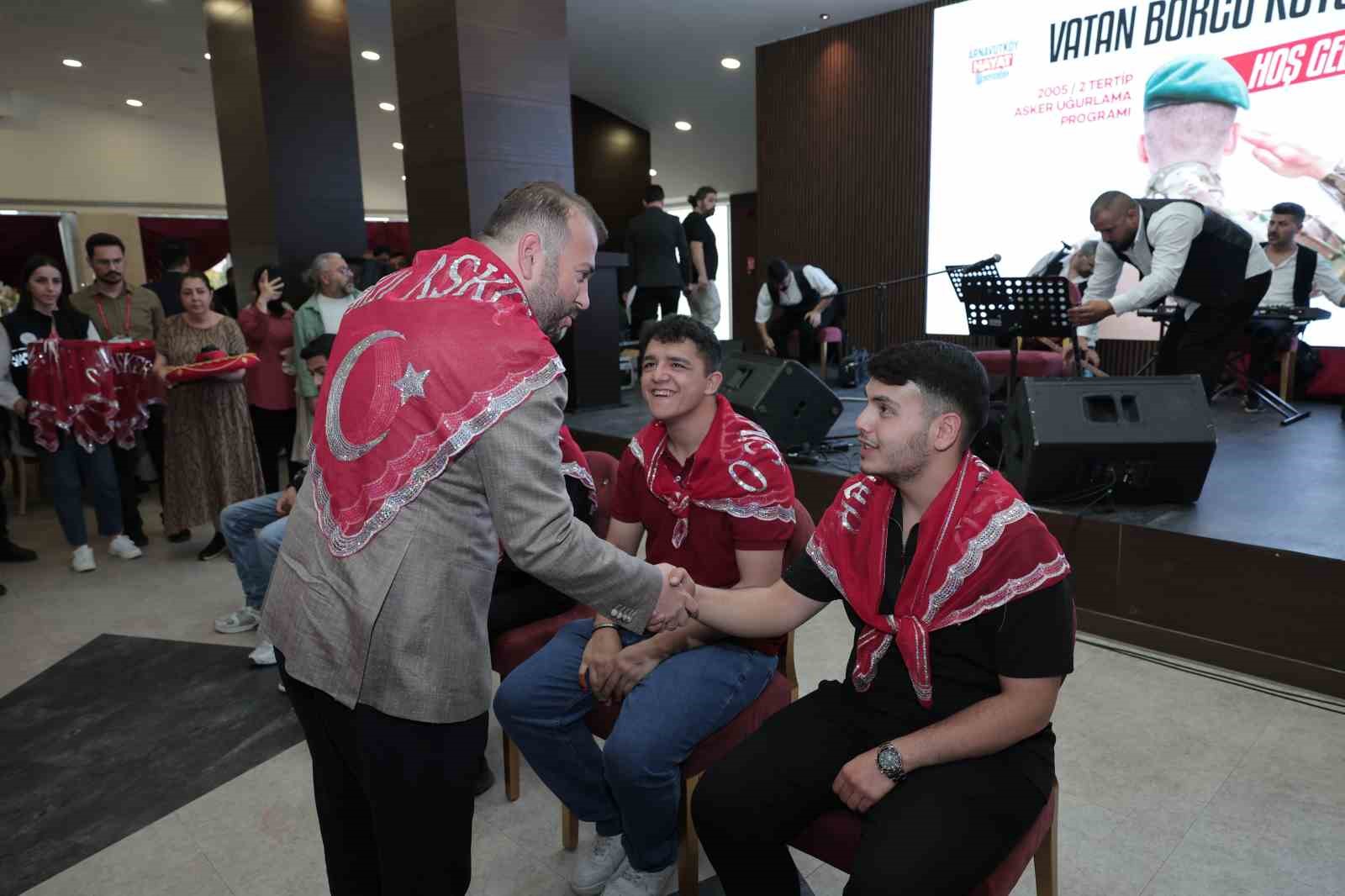 Arnavutk&ouml;y&rsquo;de askere gidecek gen&ccedil;lere kınalı uğurlama
