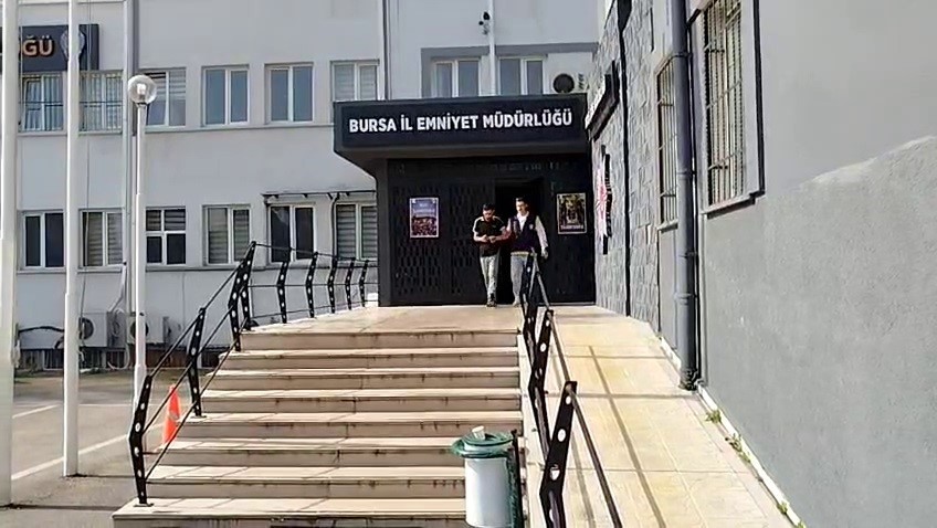 &Ccedil;aldığı ara&ccedil; arıza yaptı, hırsız b&ouml;yle yakalandı
