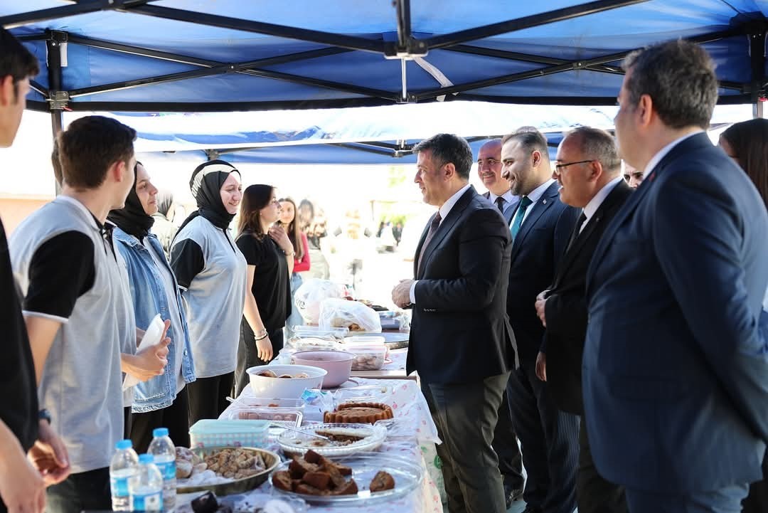 Köprülüler Anadolu Lisesi’nde bahar şenliği