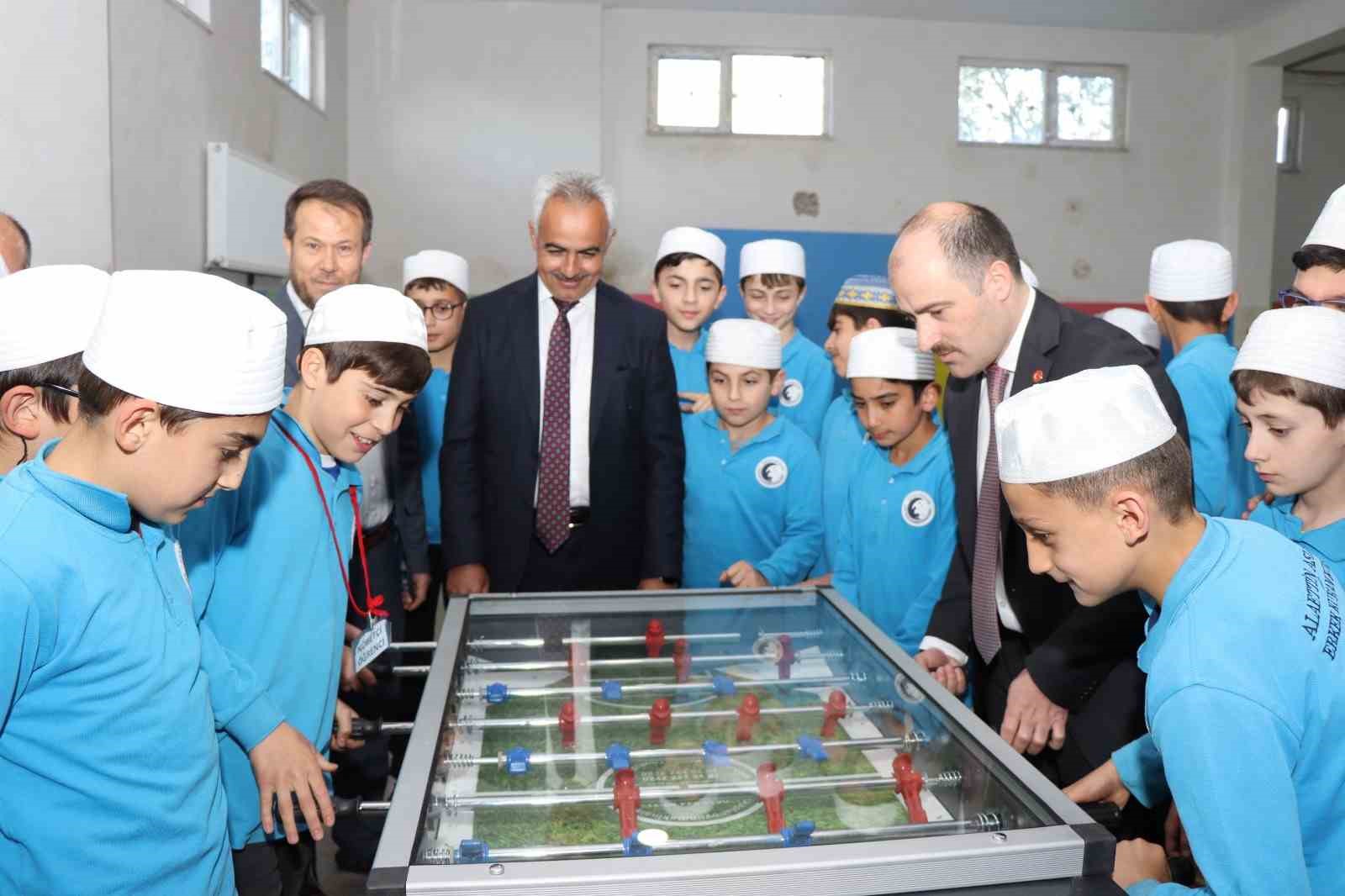 Kuran Kursu öğrencilerine oyun grubu hediye etti