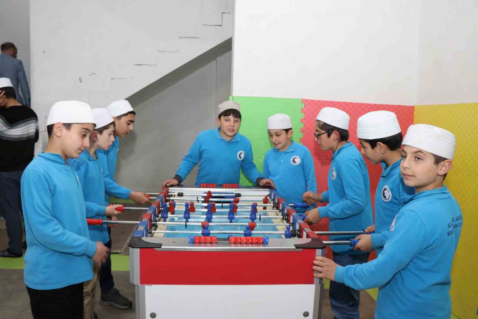 Kuran Kursu &ouml;ğrencilerine oyun grubu hediye etti
