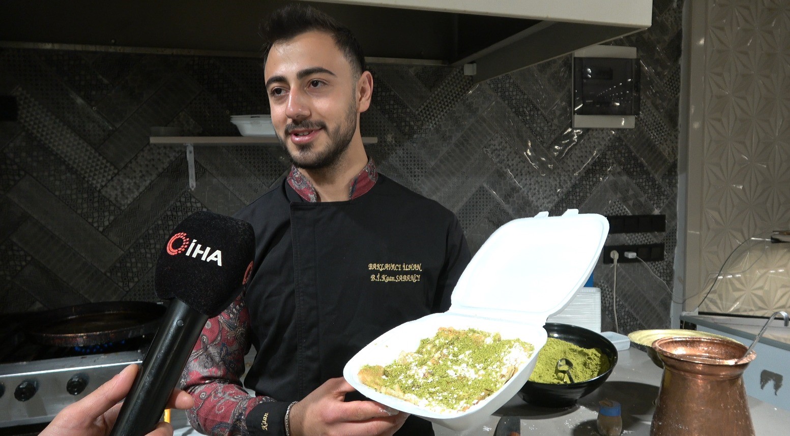 Kilis katmeri g&ouml;ky&uuml;z&uuml;nde a&ccedil;ıldı: Metrelerce y&uuml;ksekteki vincin sepetinde katmer a&ccedil;tı
