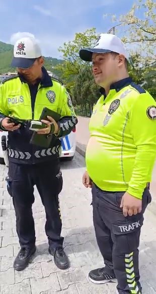 Down Sendromlu Barış’ın hayali gerçek oldu: Trafik polisi olarak uygulamaya katıldı