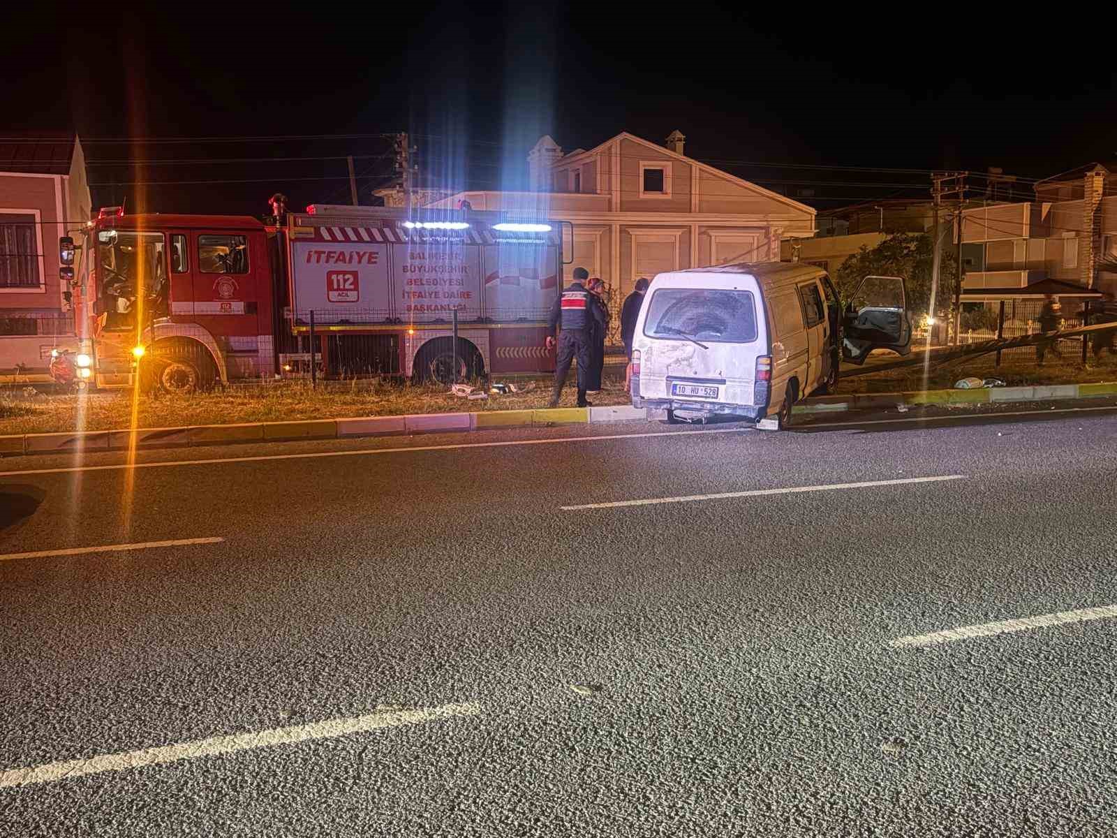 Yoldan çıkıp elektrik direğine çarpan minibüste can pazarı