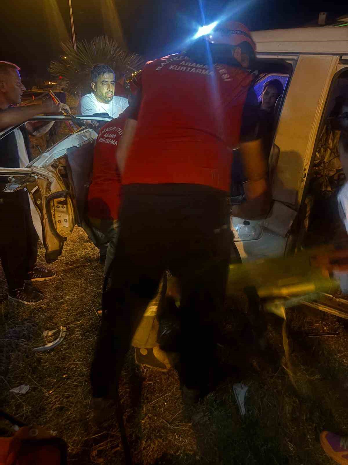 Yoldan çıkıp elektrik direğine çarpan minibüste can pazarı