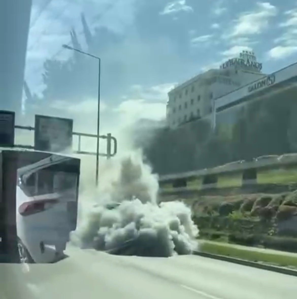 Arıza yapan araç trafiği dumana kattı