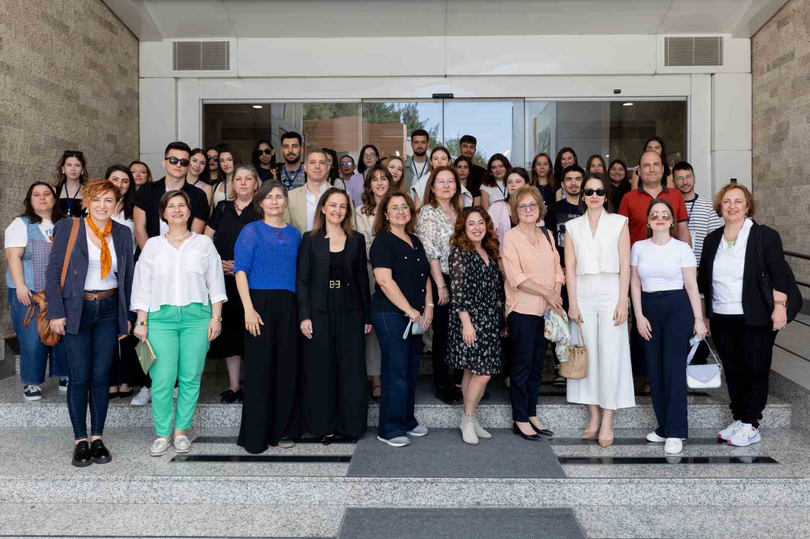Üniversitede seminer açılışını yapay zeka spikeri yaptı
