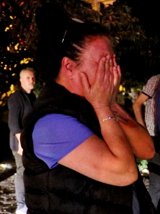 Gecekondu alev alev yandı, sokağa d&ouml;k&uuml;len mahalleli kediler i&ccedil;in g&ouml;zyaşı d&ouml;kt&uuml;
