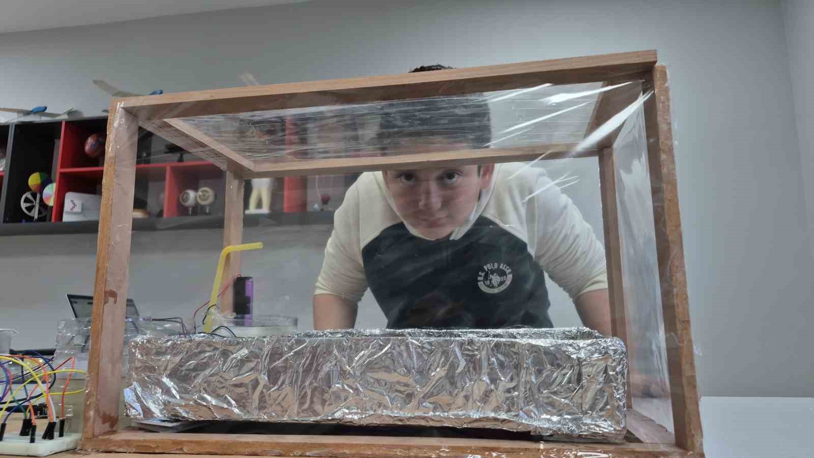 11 yaşında zehirsiz tarım i&ccedil;in kolları sıvadı
