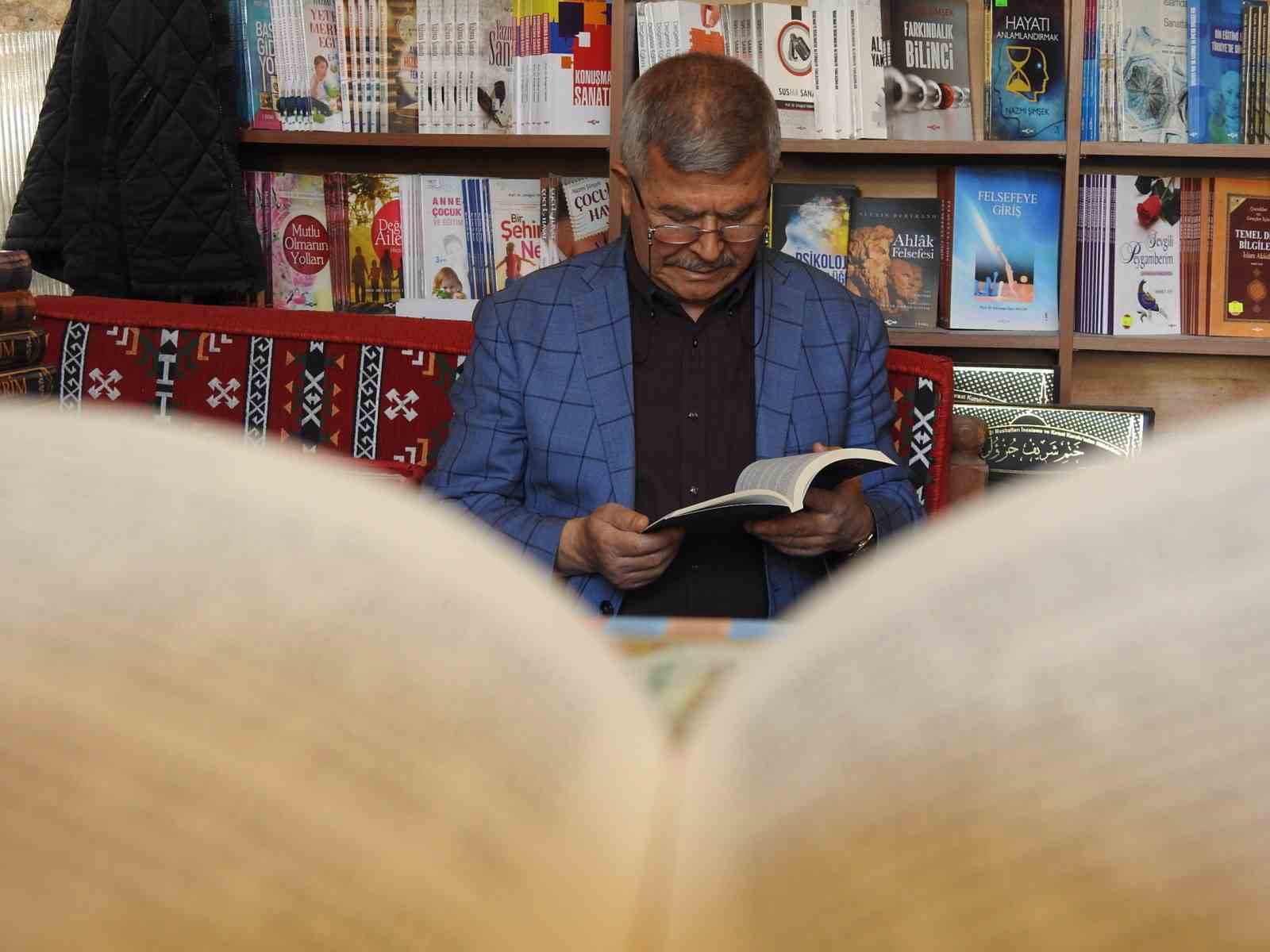 Çocukken başladığı okuma tutkusunu 60 yıldır sürdürüyor