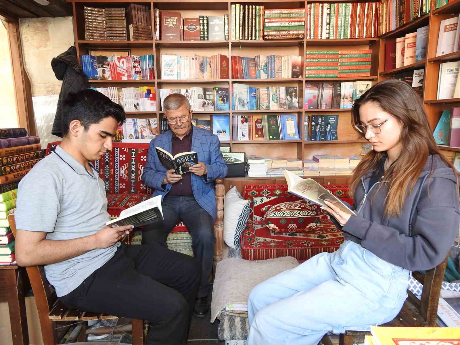 Çocukken başladığı okuma tutkusunu 60 yıldır sürdürüyor
