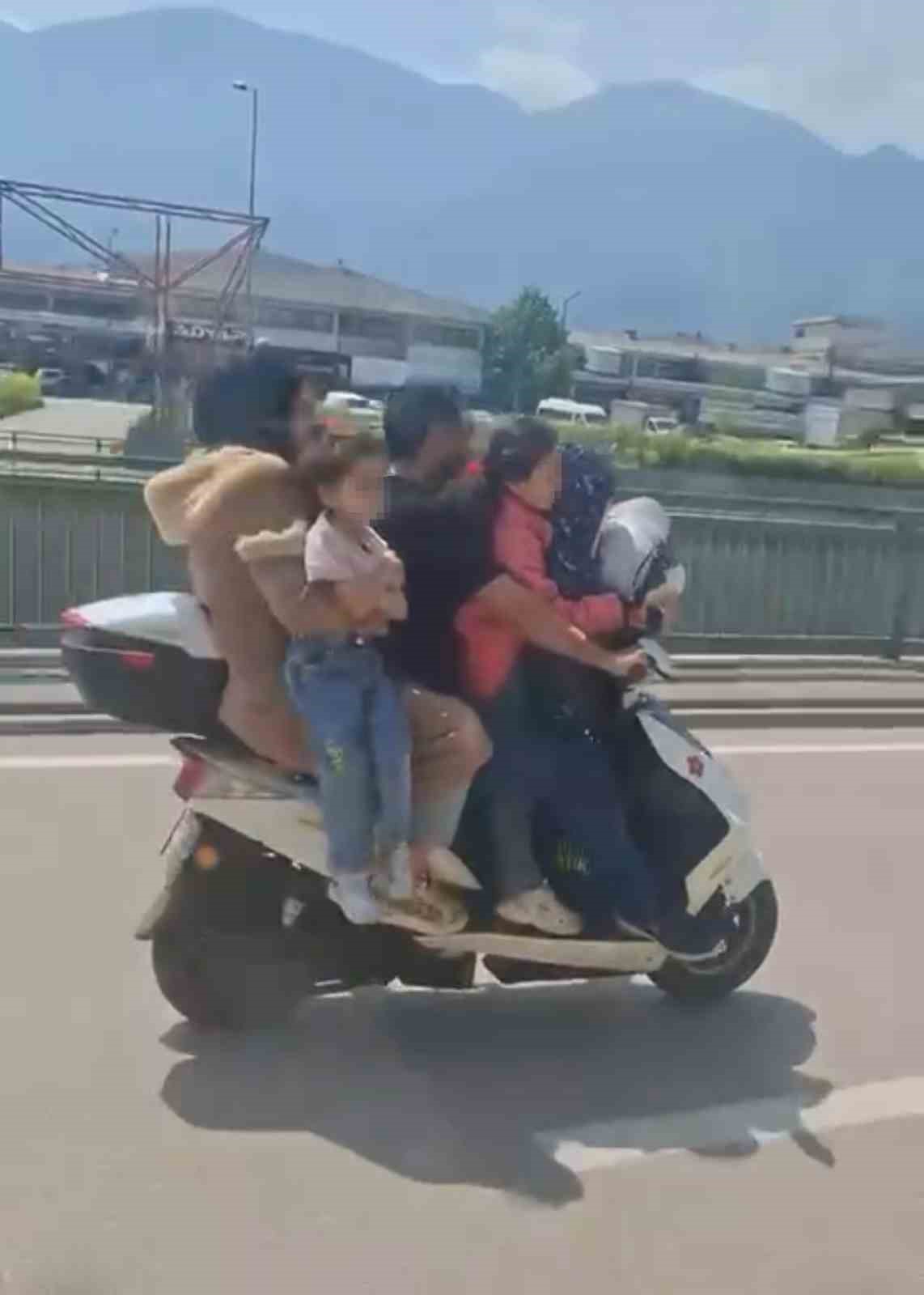 Bursa’da motosiklete 5 kişi binen aile yürekleri ağza getirdi