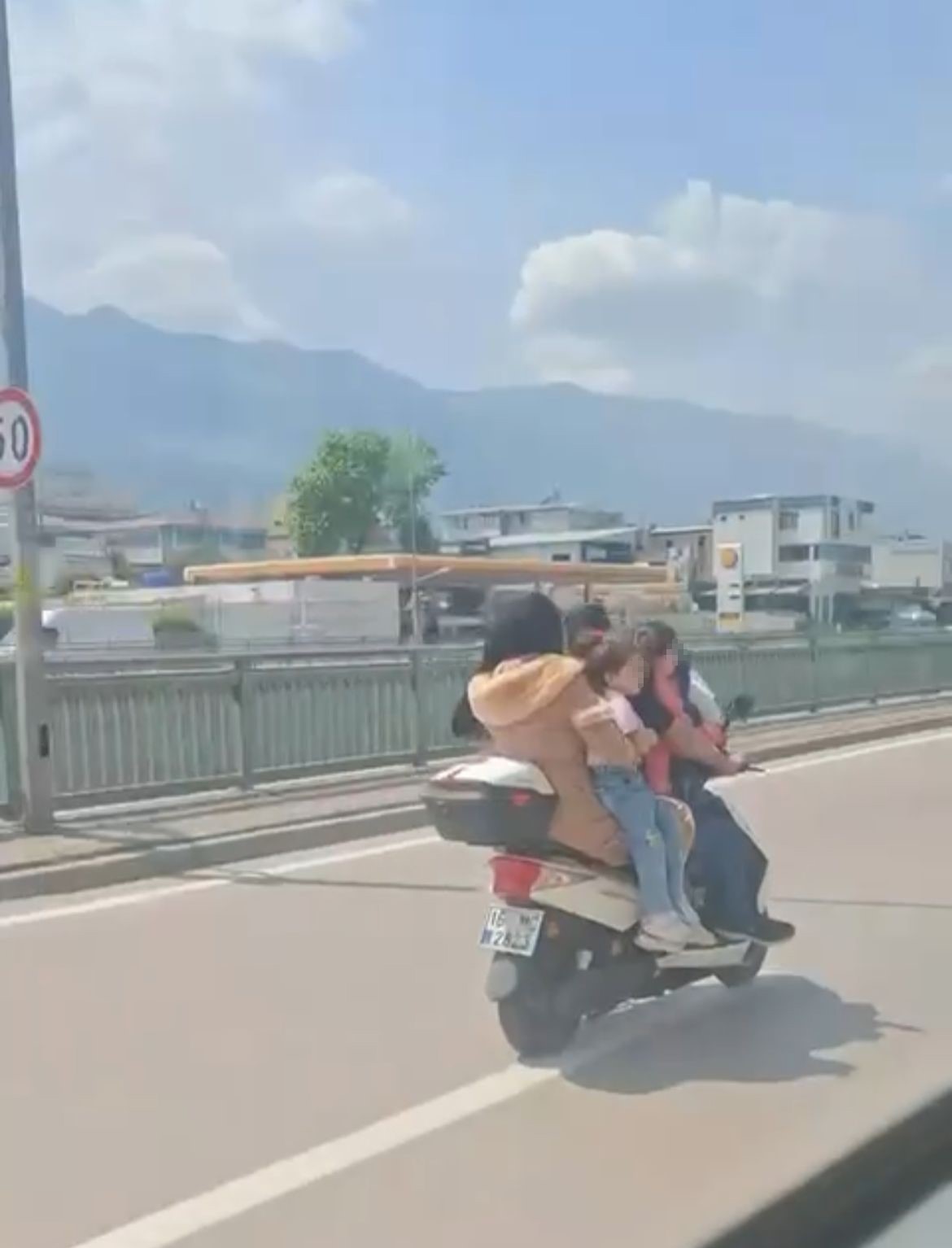 Bursa&rsquo;da motosiklete 5 kişi binen aile y&uuml;rekleri ağza getirdi
