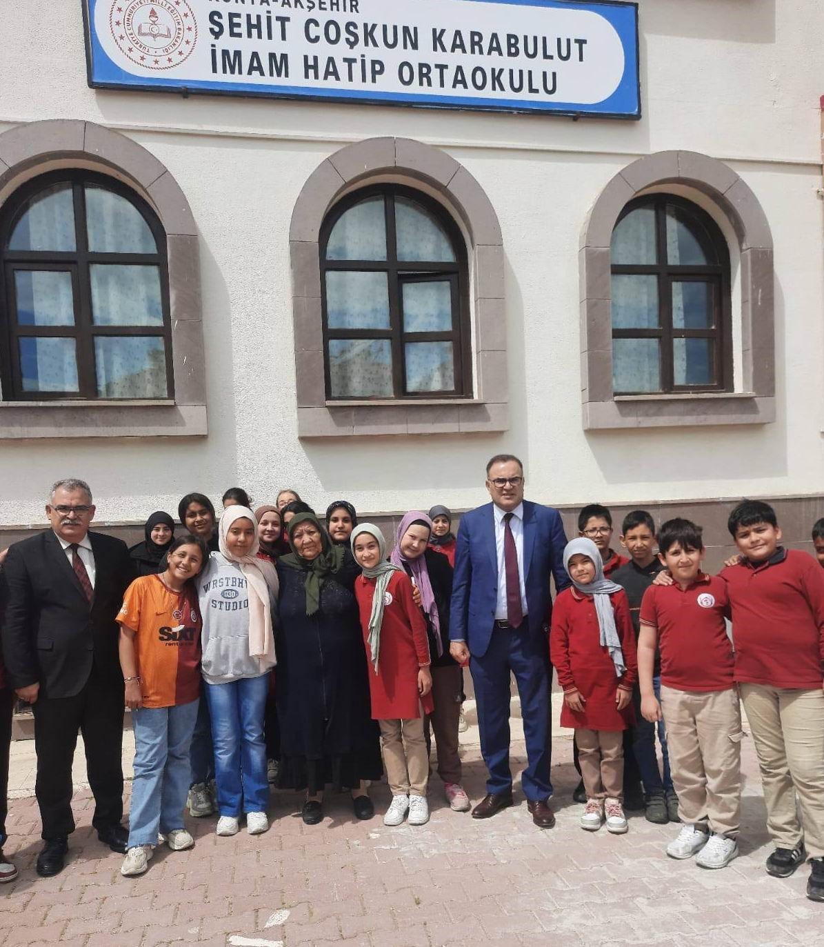 Konya&rsquo;da şehit annesi oğlunun adının verildiği okulda &ouml;ğrencilerle buluştu

