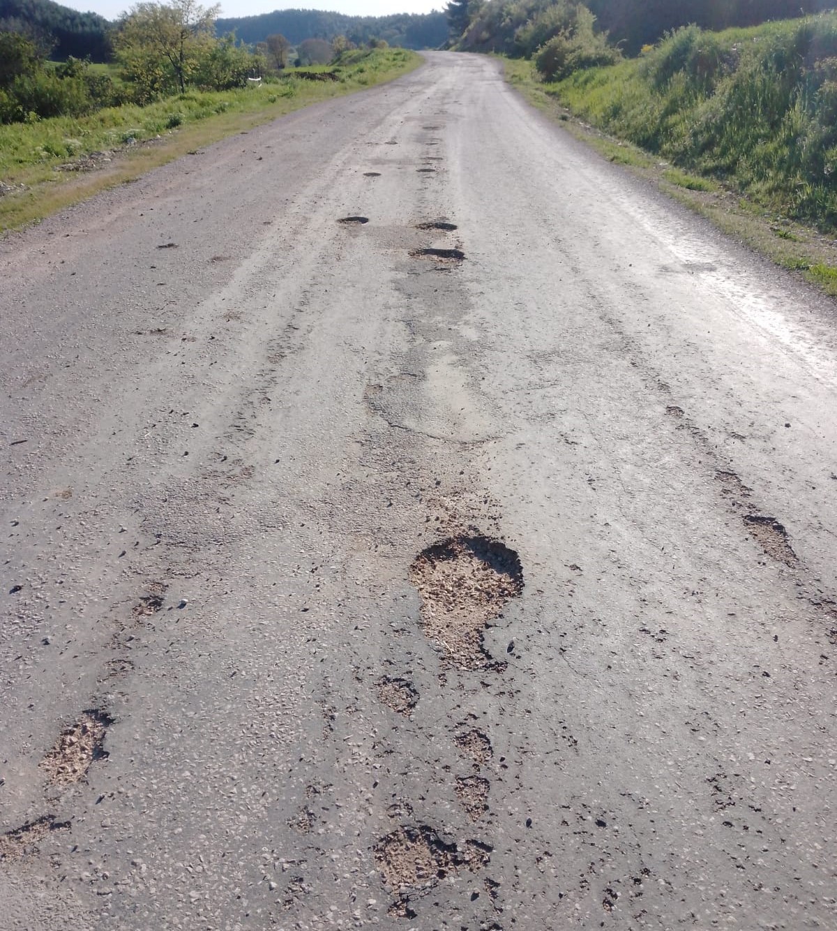 Gediz Dereköy yolu sürücülere çile oldu
