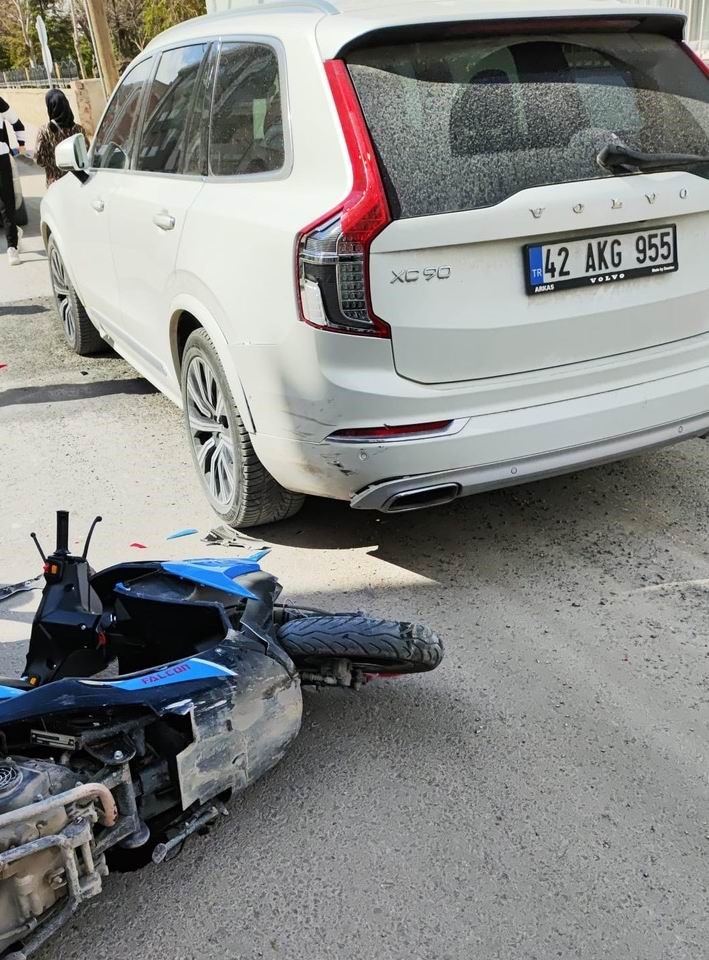 Kulu&rsquo;da park halindeki cipe &ccedil;arpan motosikletli yaralandı
