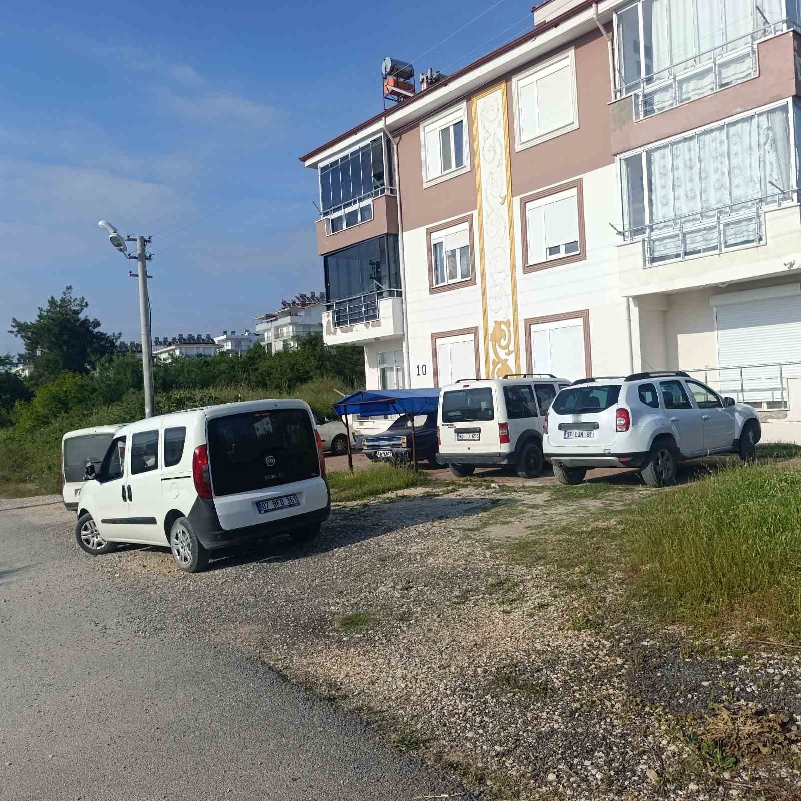 Camiye gelen eski belediye başkanına b&uuml;y&uuml;k şok: Bu sefer ayakkabı değil, otomobil &ccedil;alındı
