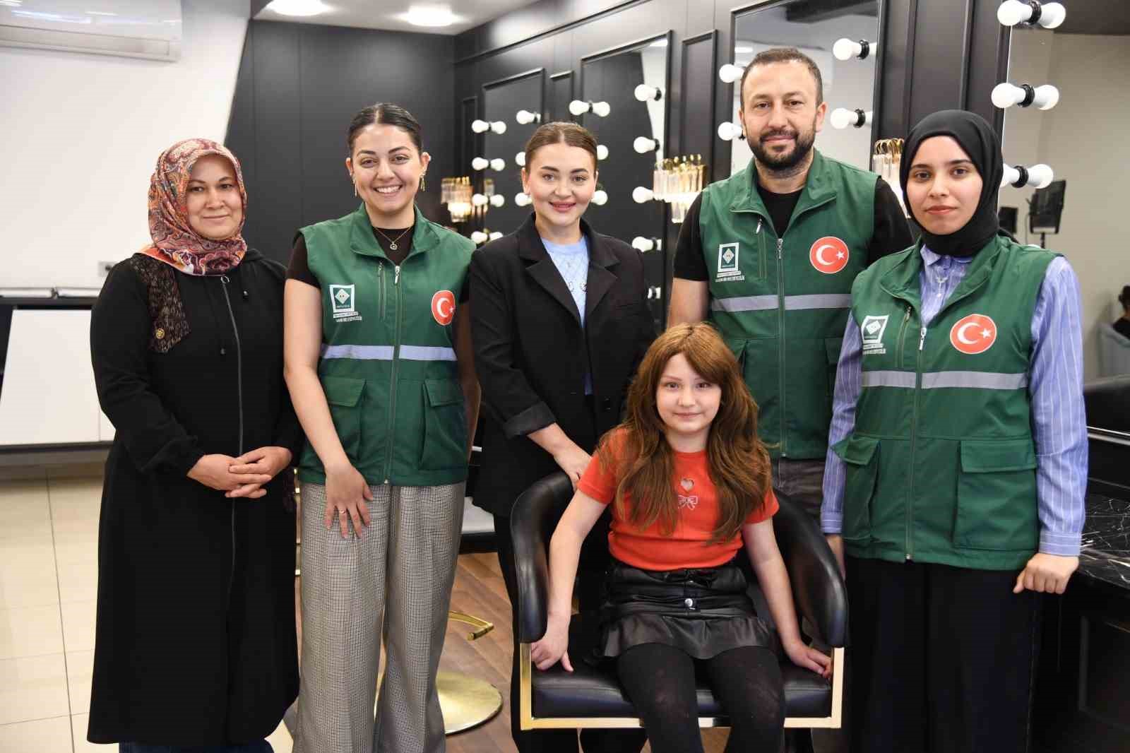 Başkan &Ccedil;enet s&ouml;z&uuml;n&uuml; tuttu, Aysima sa&ccedil;larına kavuştu
