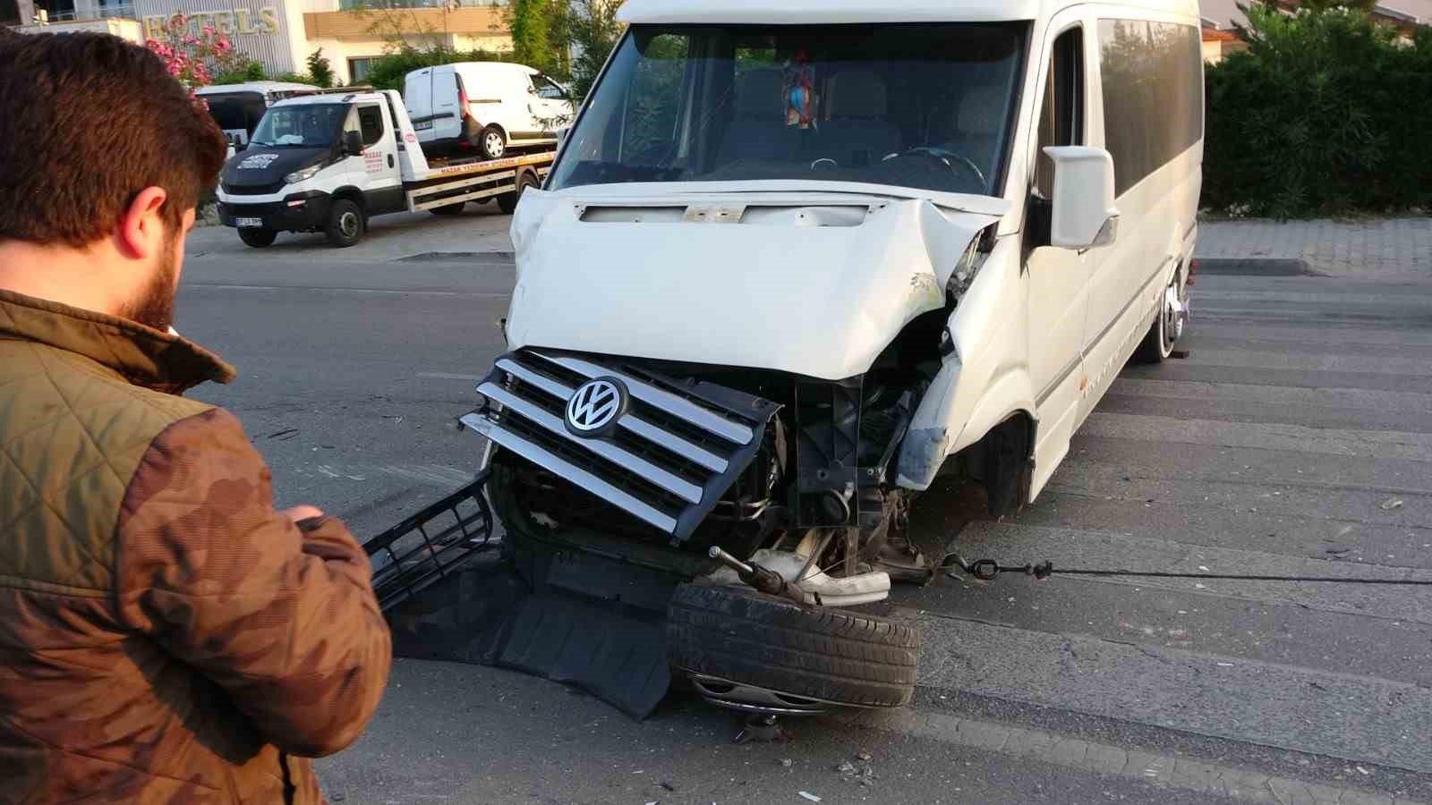 Hafif ticari ara&ccedil; ile tur aracı &ccedil;arpıştı, 3&rsquo;&uuml; turist 4 kişi yaralandı
