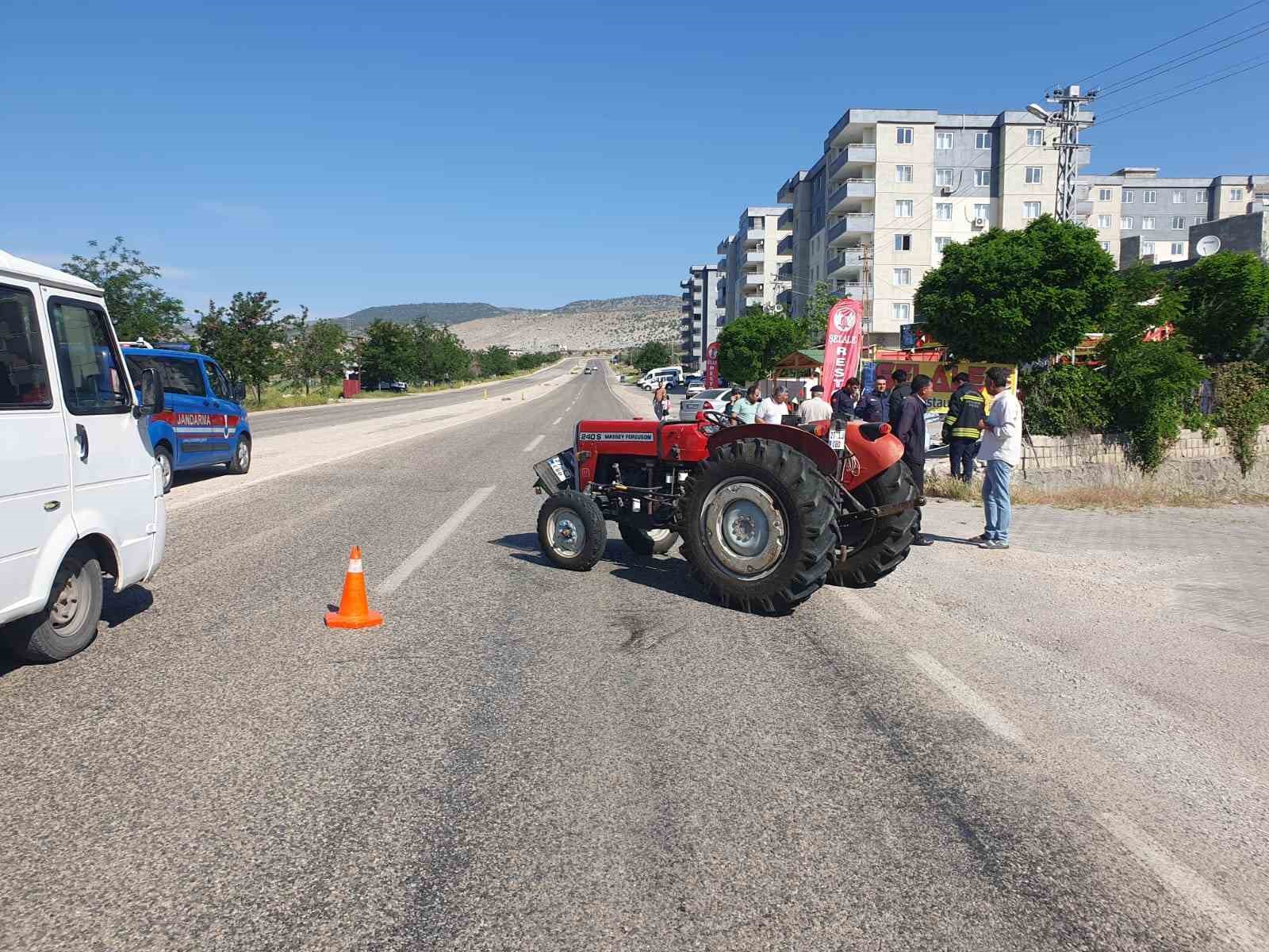 Gaziantep’te traktör ile çarpışan araç kanala uçtu: 4 yaralı