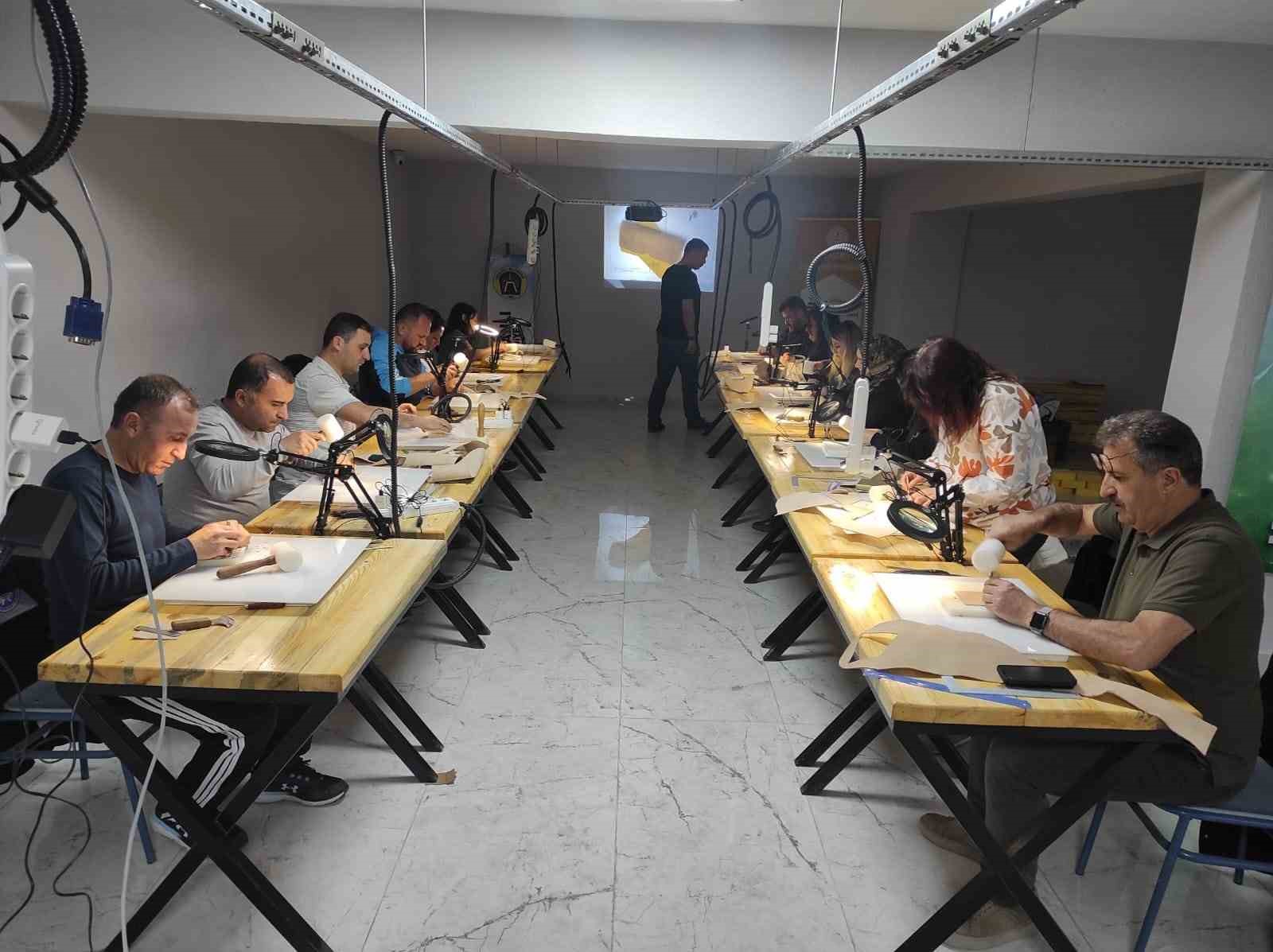 Tavşanlı’da deri işleme atölyesi açıldı