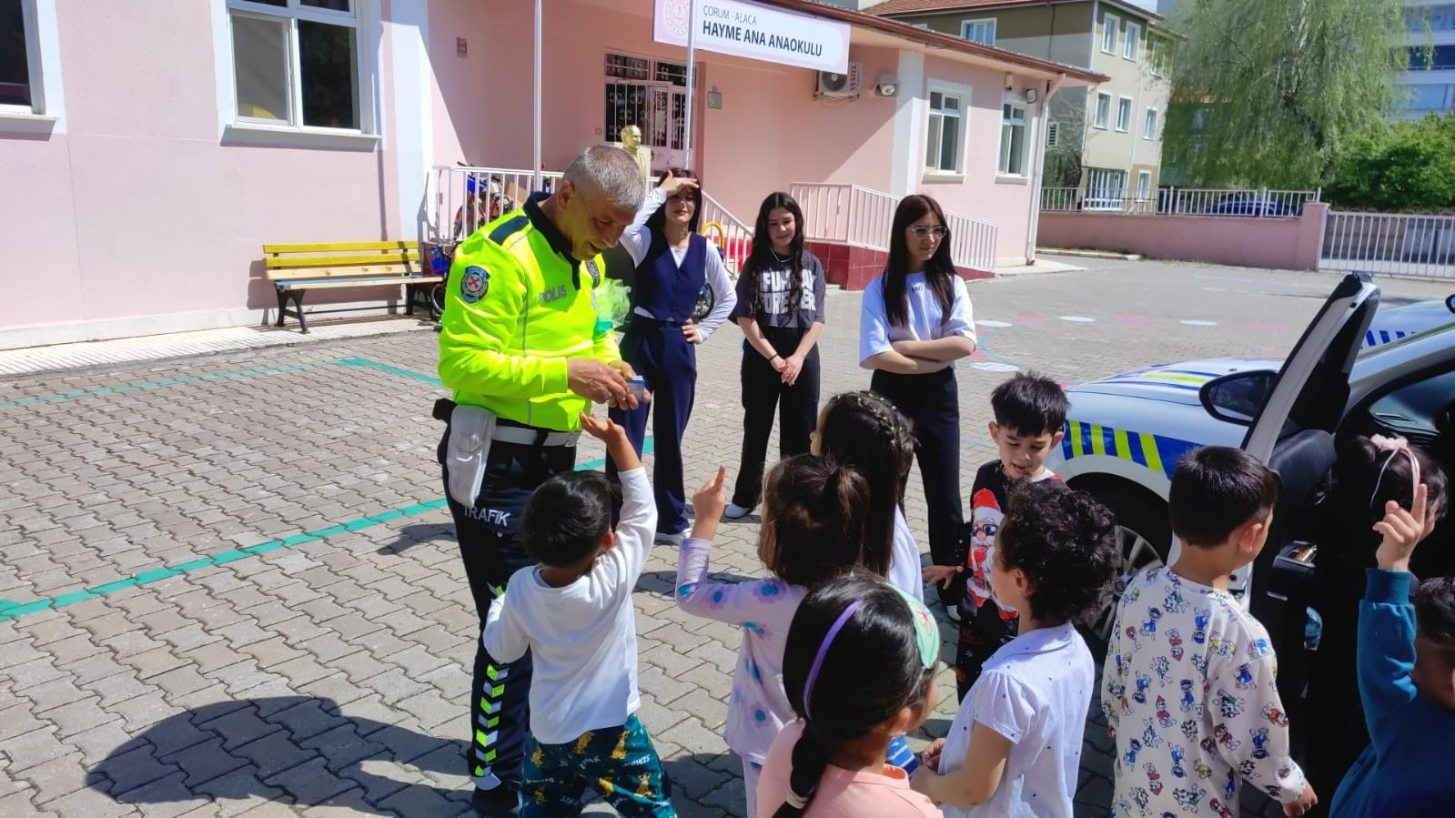 Polis ekipleri Trafik Haftası&rsquo;nı &ccedil;ocuklarla kutladı
