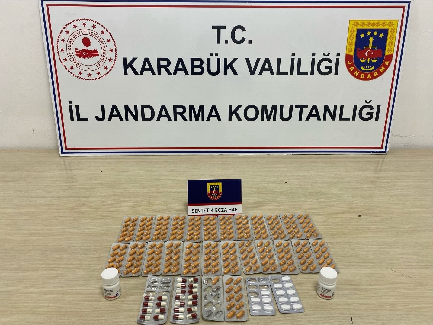 Uyuşturucu operasyonlarında 369 hap ele geçirildi