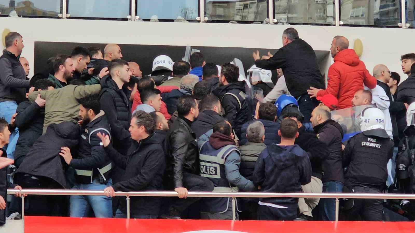 Play-Off maçında polise mukavemette bulunan 3 şüpheliye adli işlem, 27 kişiye seyirden men cezası
