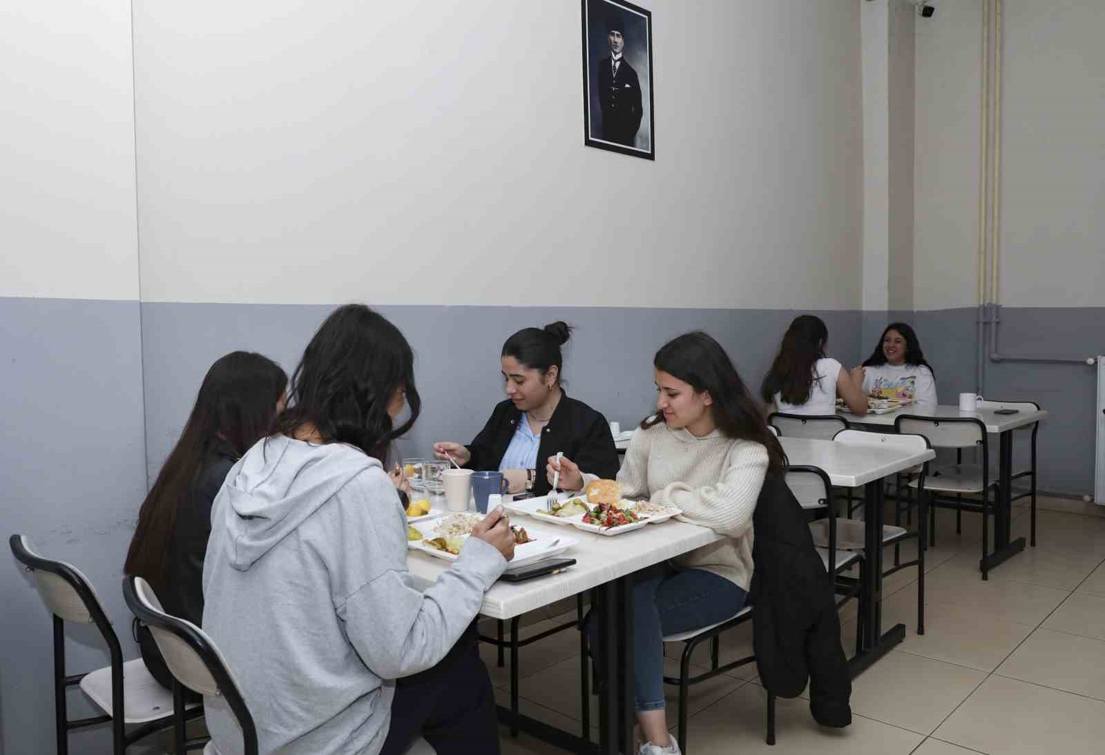 Mersin Büyükşehir Belediyesinden Gülnar’da eğitim hayatına destek