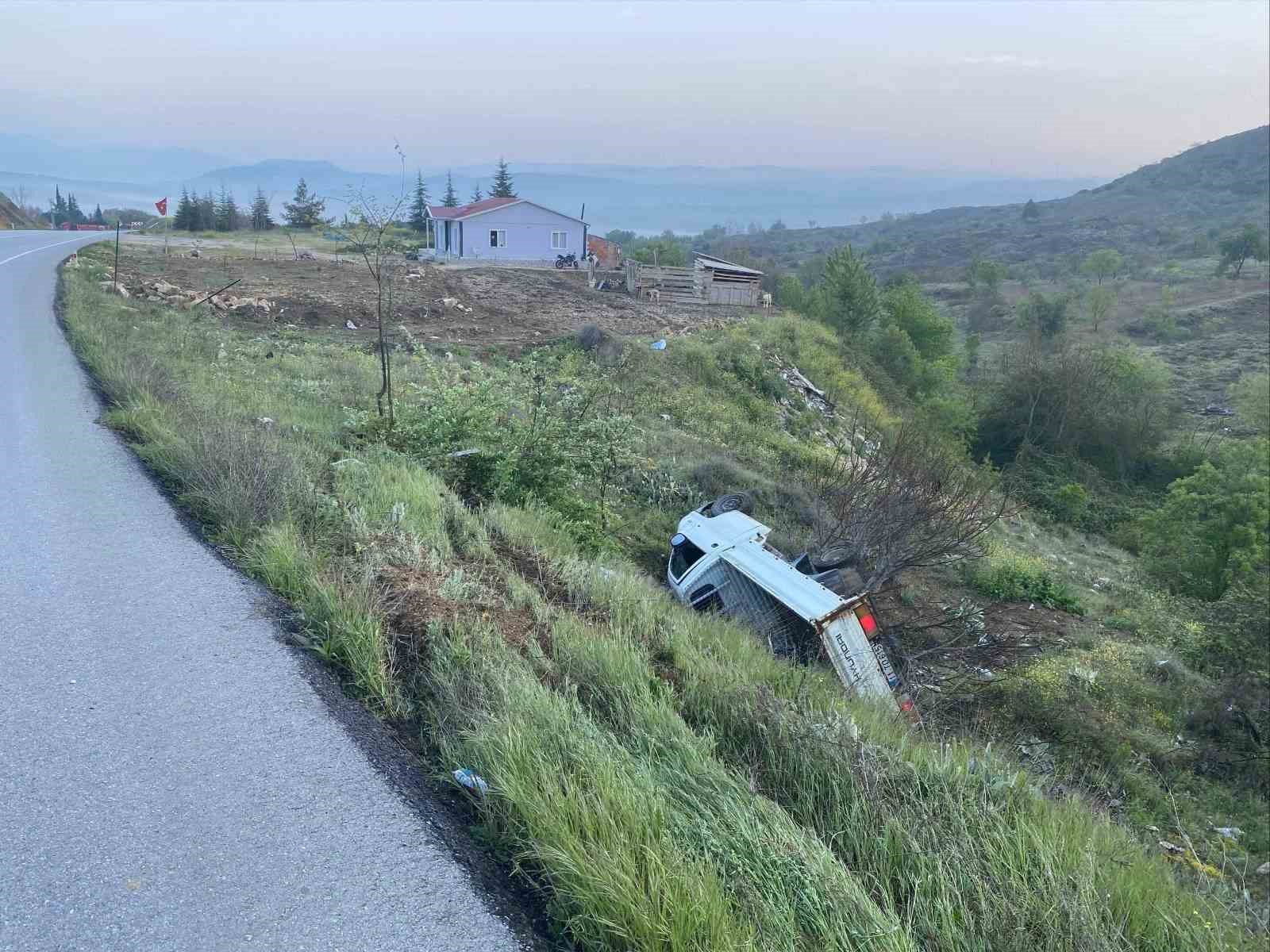 Kontrolden çıkan kamyonet şarampole yuvarlandı sürücüsü yaralandı