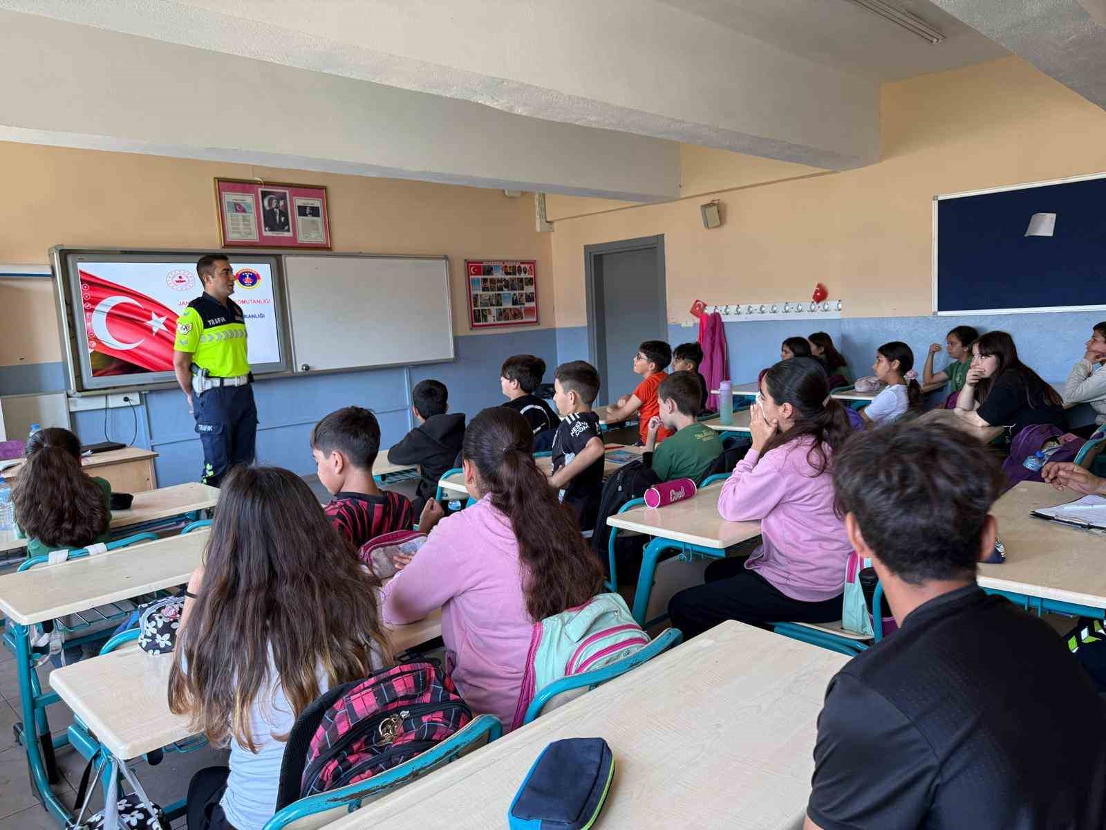 Didim ve Bozdoğan’da öğrencilere trafik kuralları anlatıldı