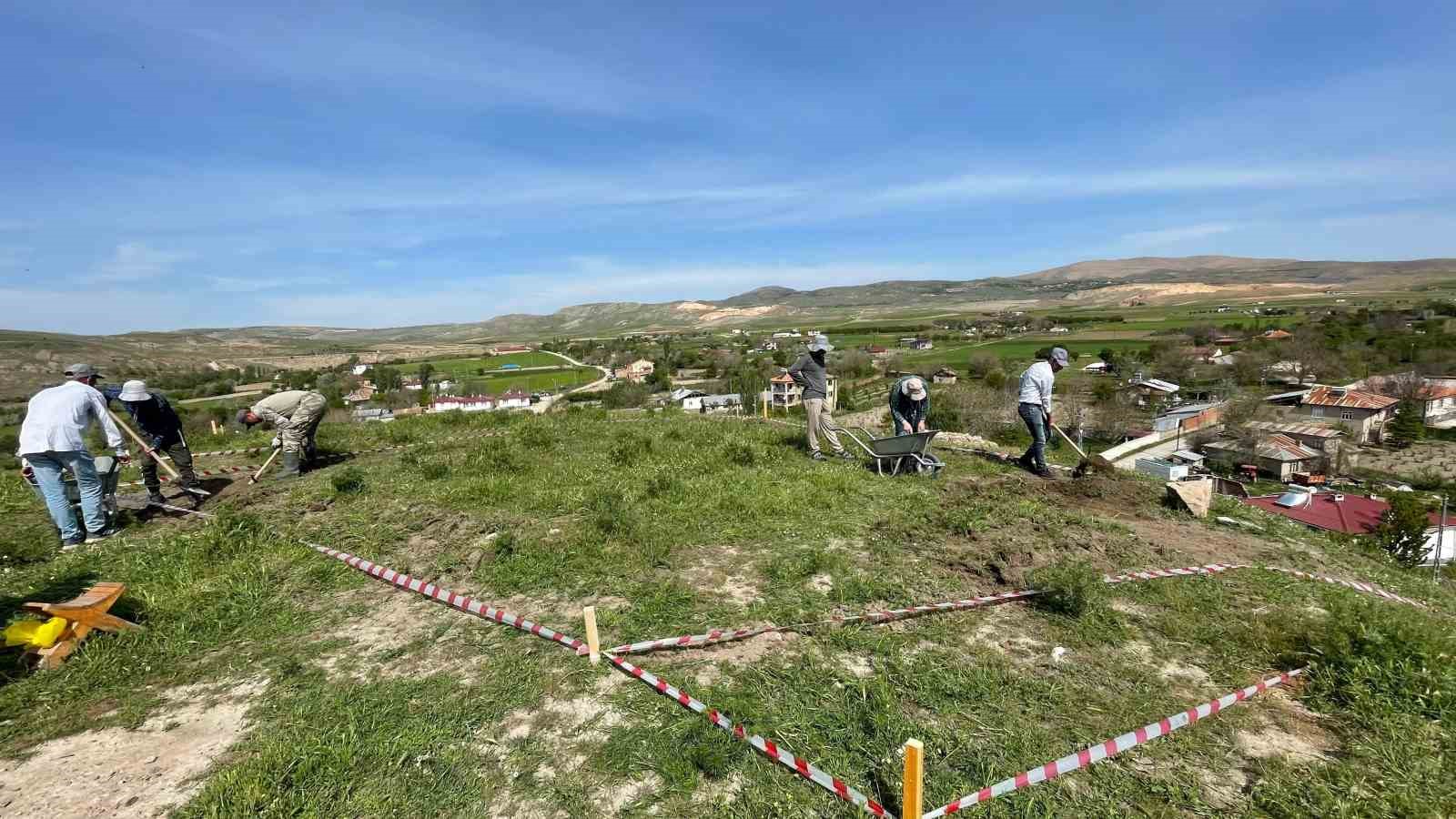 Elazığ&rsquo;da Tadım Kalesi ve H&ouml;y&uuml;ğ&uuml;nde kazı &ccedil;alışmaları yeniden başladı
