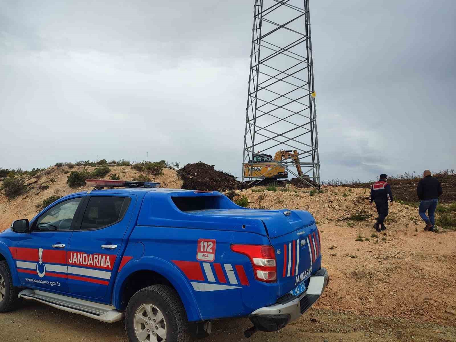 Hazine arazisindeki izinsiz kazıyı Jandarma önledi