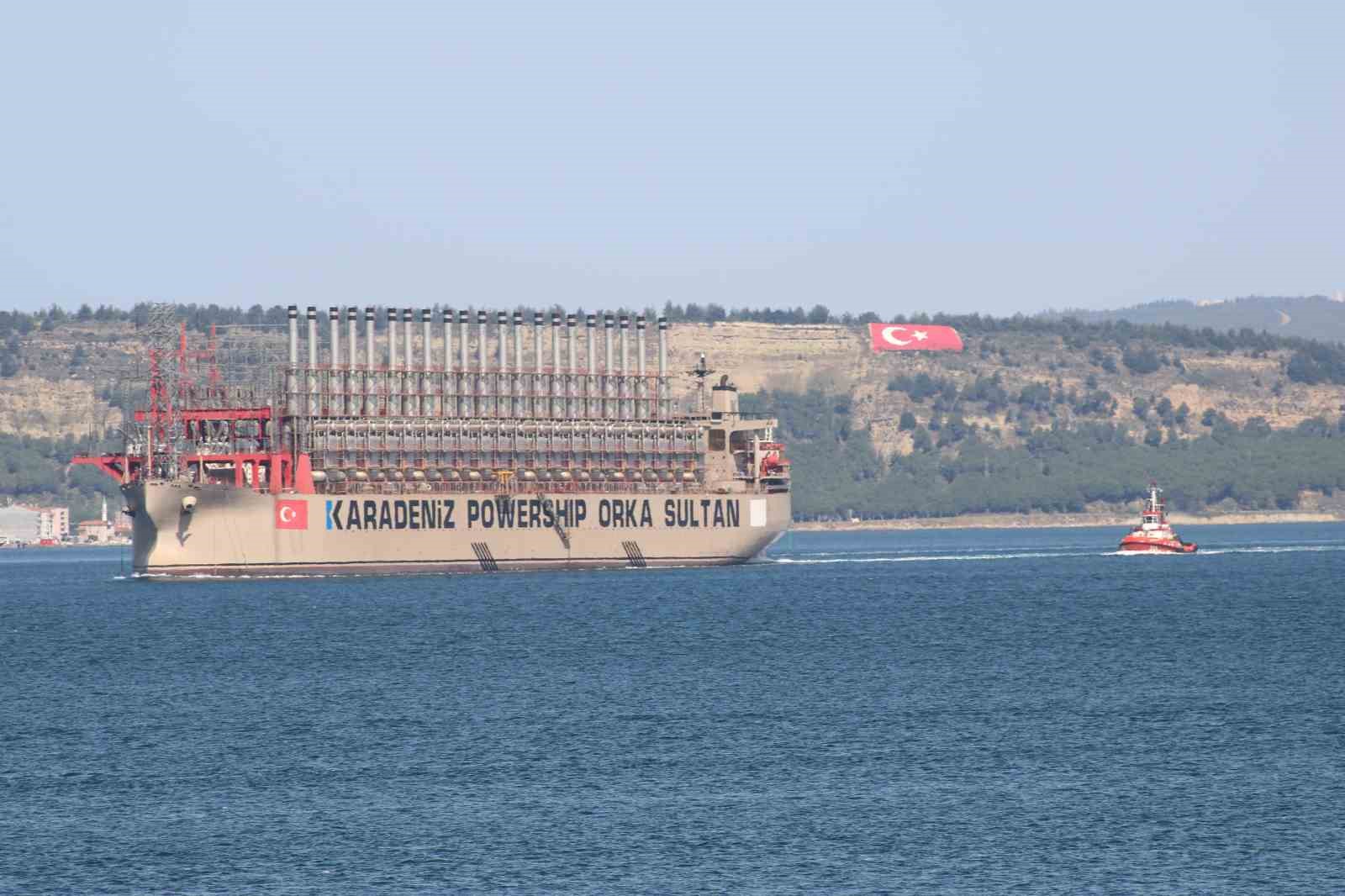 Çanakkale’nin elektrik ihtiyacını karşılayabilecek enerji üreten gemi boğazdan geçti
