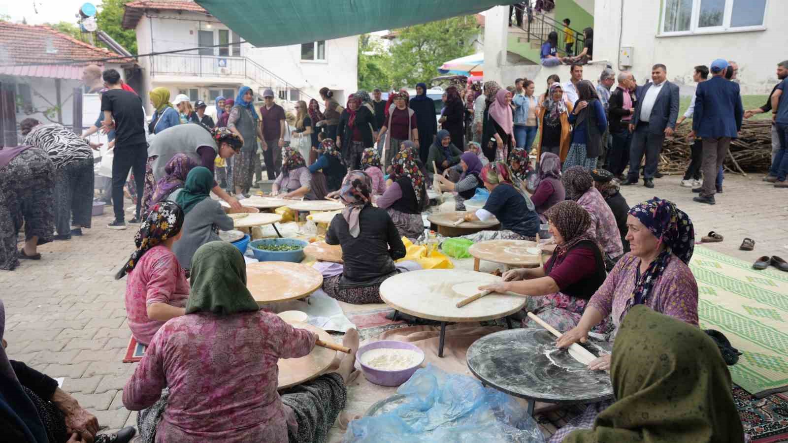 Asırlık &rsquo;deve oyunu&rsquo; Sındırgı&rsquo;da canlandırıldı
