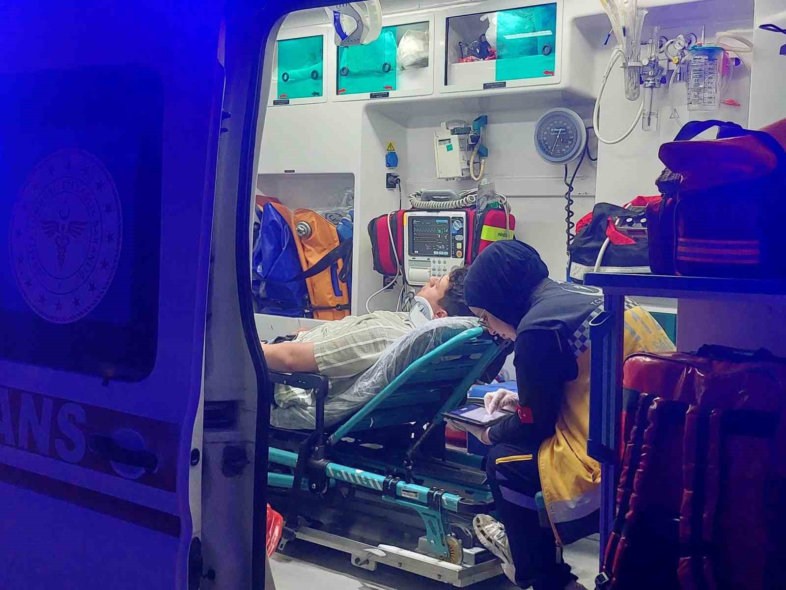 Sakarya’da otomobil ile motosiklet çarpıştı: 3 yaralı