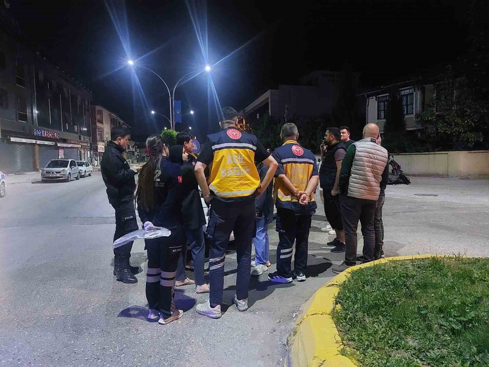 Sakarya&rsquo;da otomobil ile motosiklet &ccedil;arpıştı: 3 yaralı
